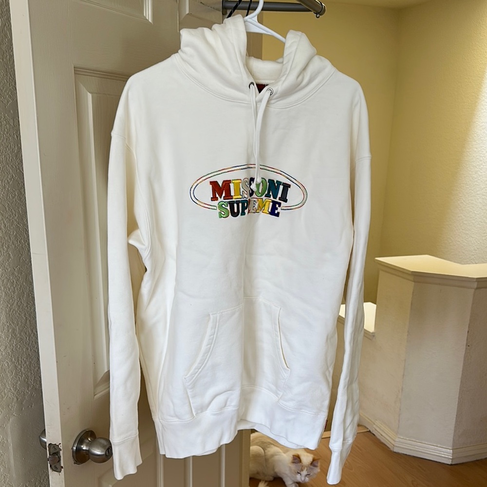 Supreme White Sweater Classic Pullover Design